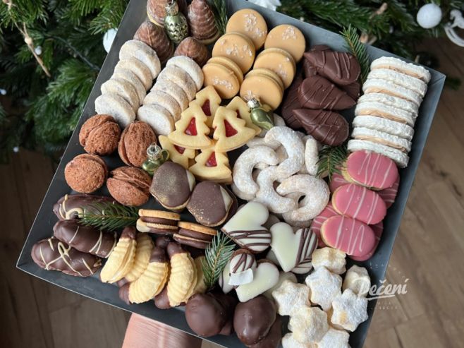 „Druhý den po Vánocích: stromeček pořád stojí, dárky už jsou vybalené a otázka zní – kolik cukroví je ještě „dovolené“...